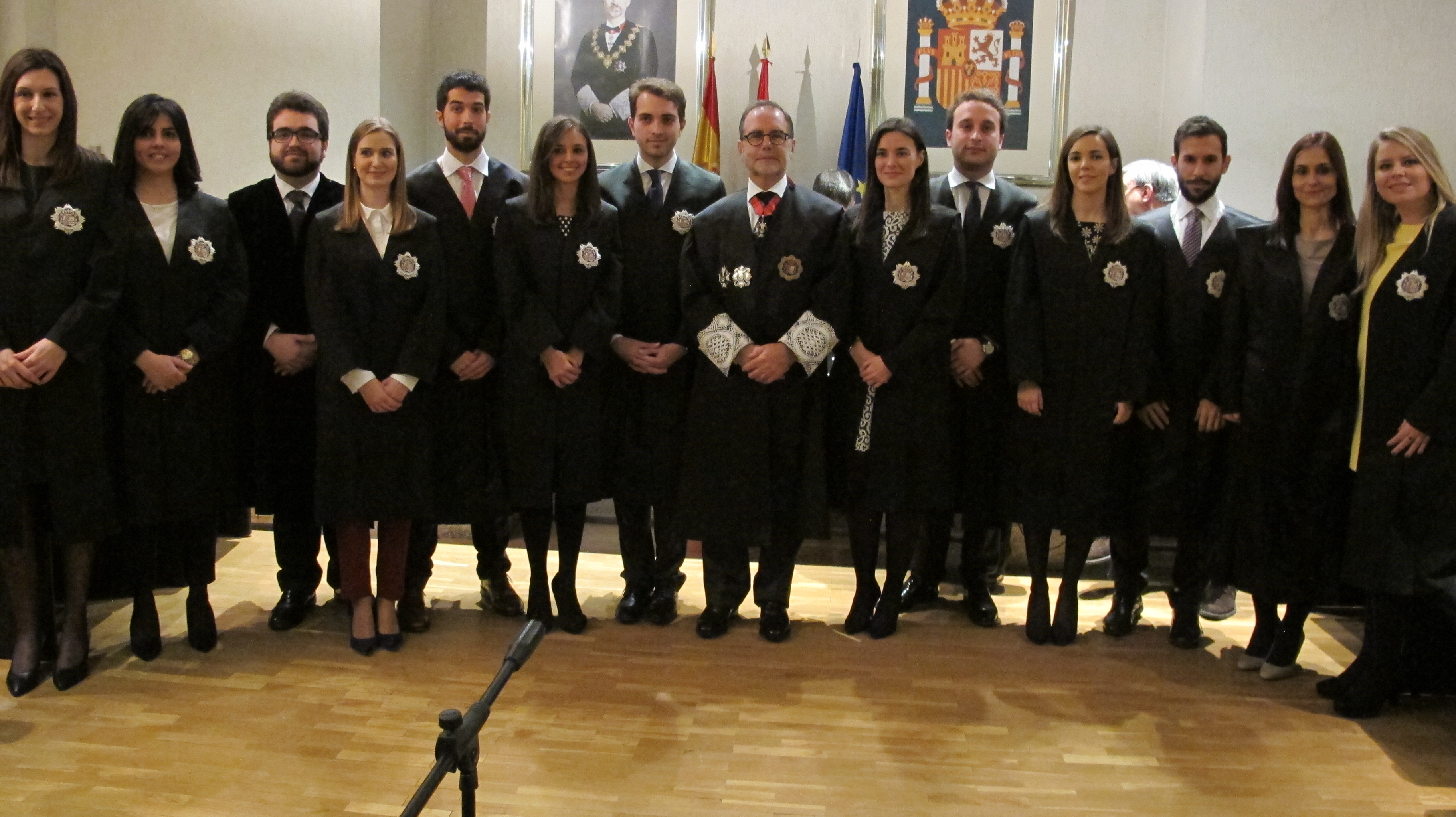Los nuevos jueces de la 66 Promoción de la Escuela Judicial al término de la ceremonia junto con el presidentes del TSJ de Madrid
